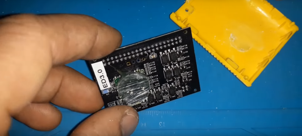 Плата сканера Easydiag 3.0 отделена от корпуса срезом, для удобного обратного сбора Плата сканера Easydiag 3.0 отделена от корпуса срезом, для удобного обратного сбора